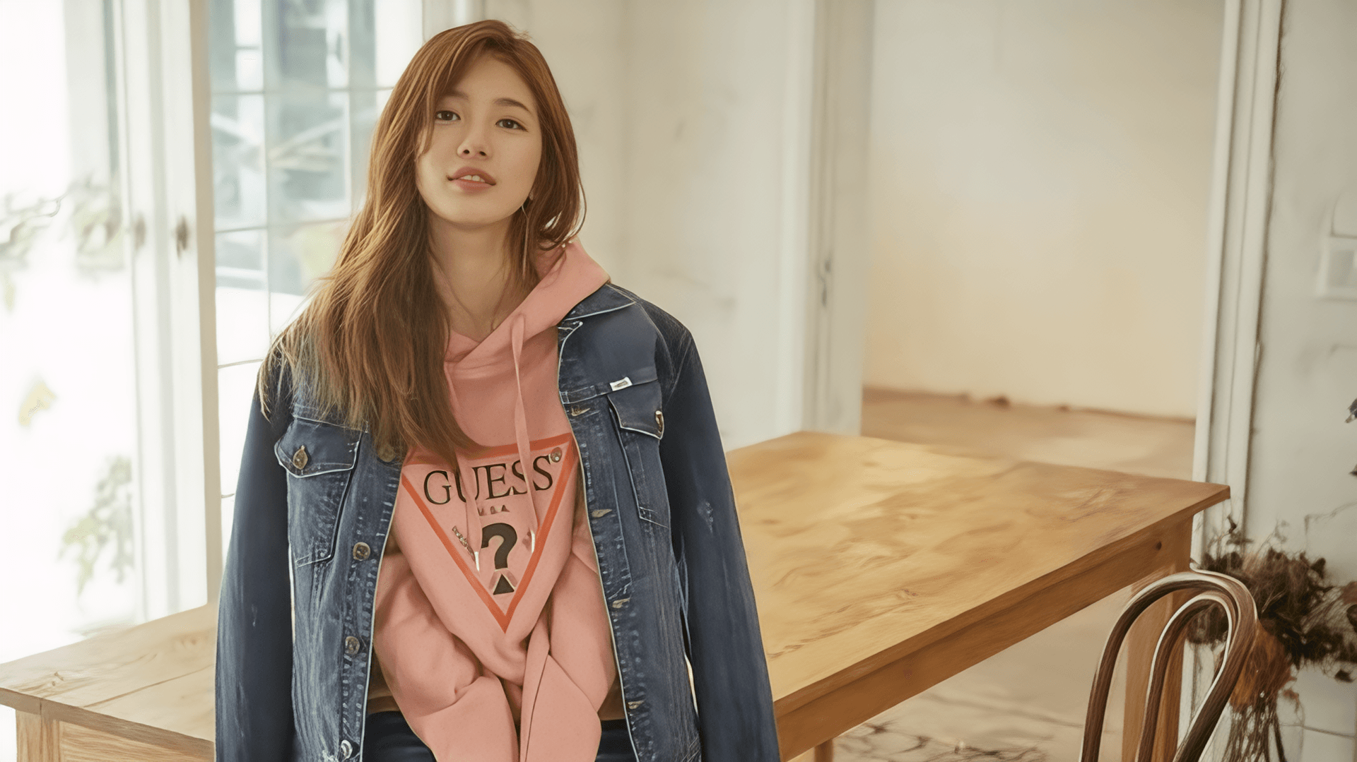 Suzy deslumbra en la campaña de denim primavera 2026 de GUESS y prepara su debut en Disney+