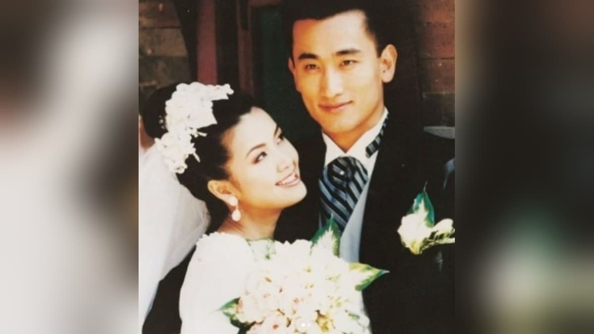 Shin Ae Ra and Cha In Pyo on their wedding day in 1995