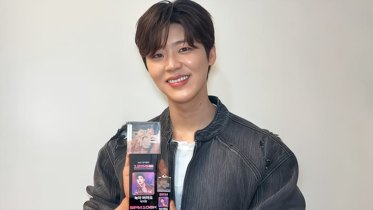 Park Ji-hyun holding her music show award trophy