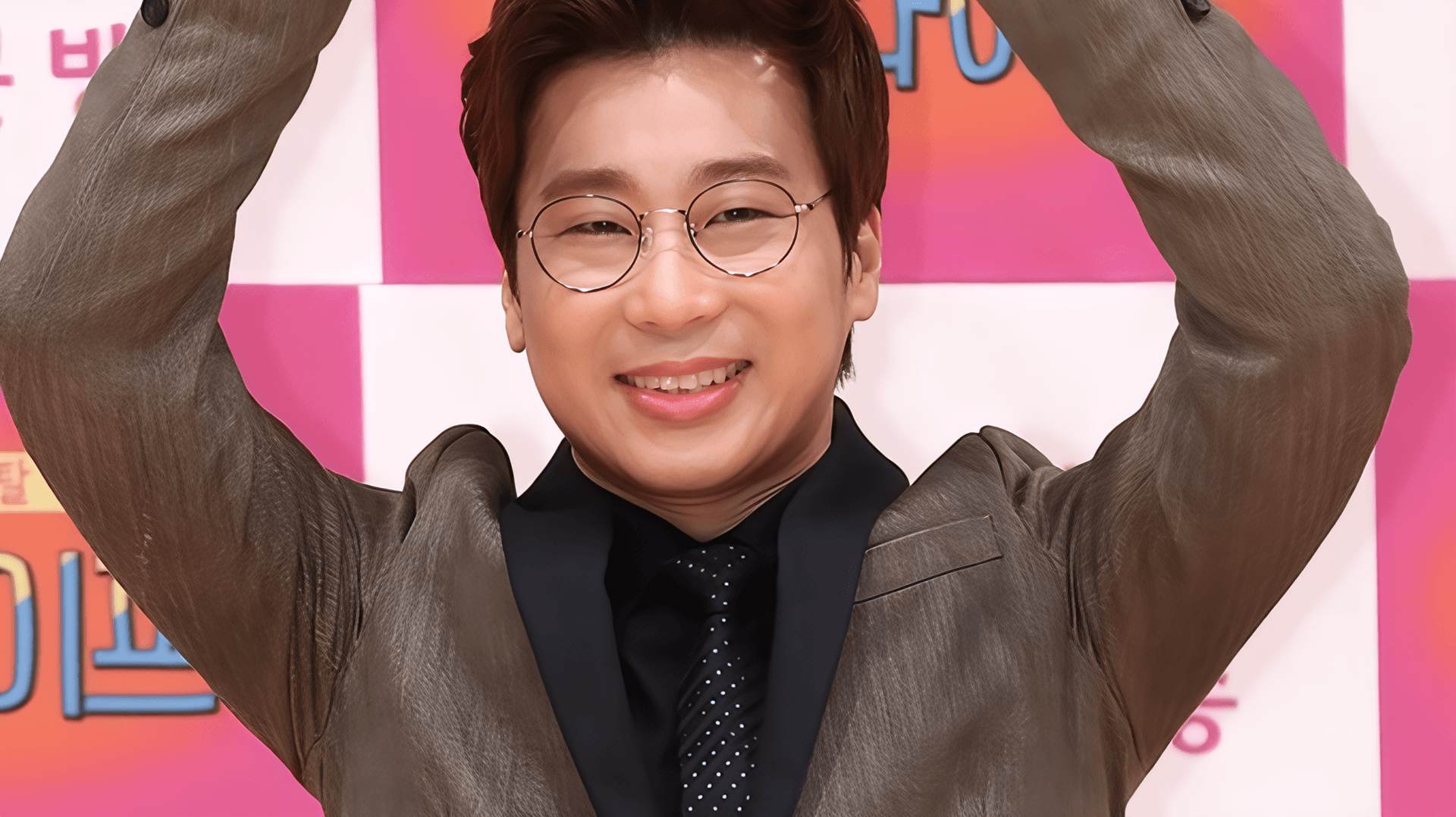 El cantante Yoo Eun Sung comparte una alegre actualización de salud tras tres años de lucha contra un tumor cerebral