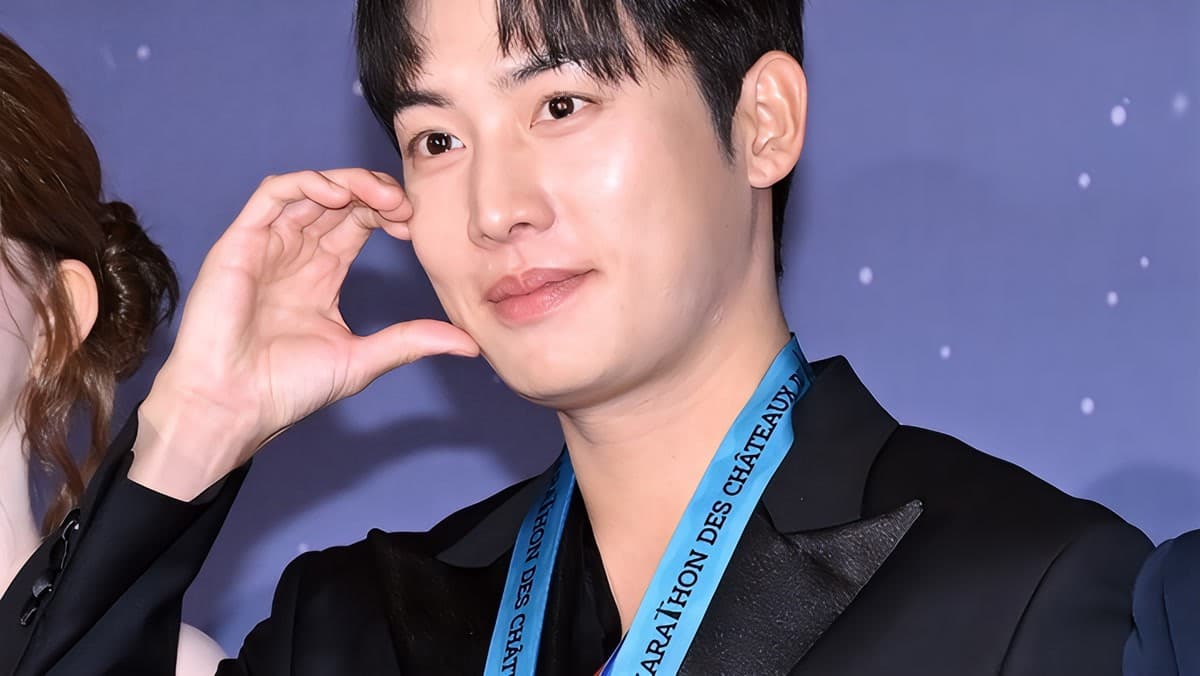 Korean actor Kwon Hwa-woon wearing a marathon finisher medal at a public event