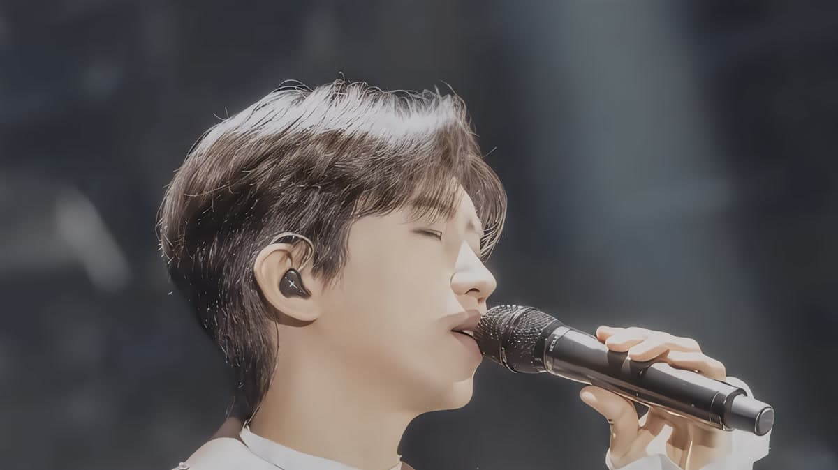 Lim Young Woong performing on stage during his IM HERO tour