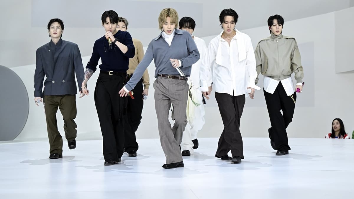 BTS actuó 'Swim' en el Guggenheim — y llegaron en pantuflas