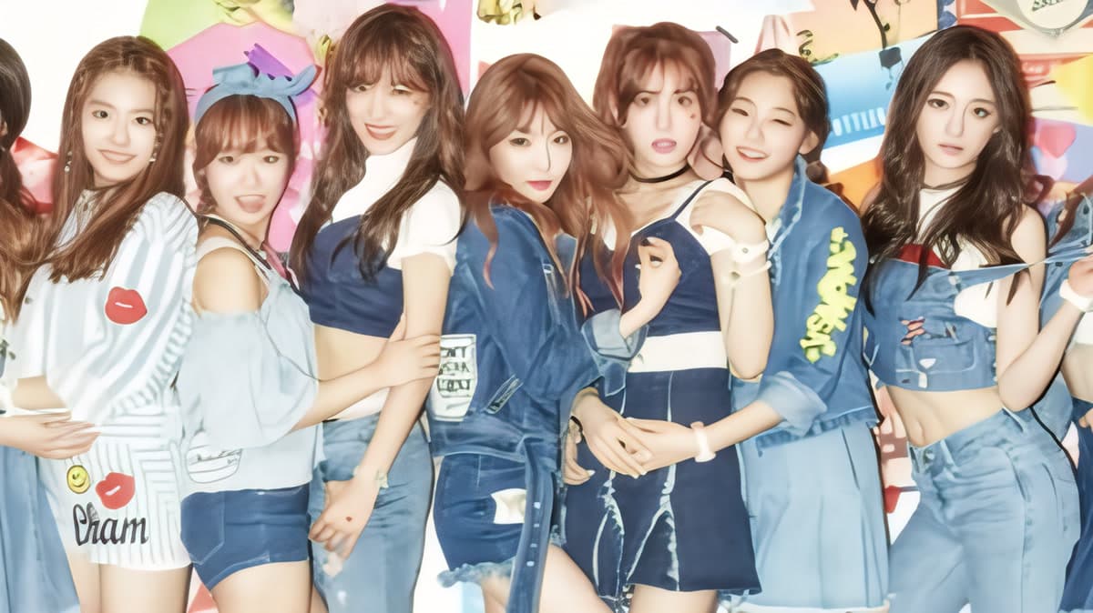 I.O.I — all seven members including Jeon Somi, Chungha, and the full group — in their iconic 2016 debut era group photo