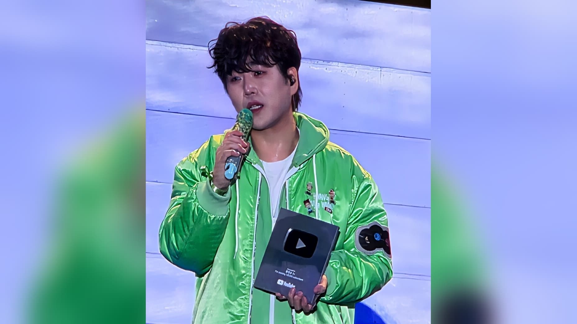 Hwang Young-woong performing on stage and receiving a YouTube creator award at a fan event
