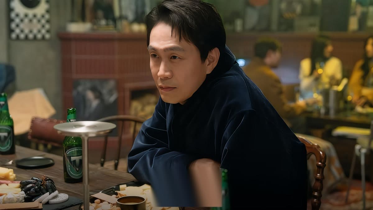 Oh Jeong-se as film director Park Kyung-se in JTBC's Everyone Is Fighting Their Own Worthlessness — JTBC
