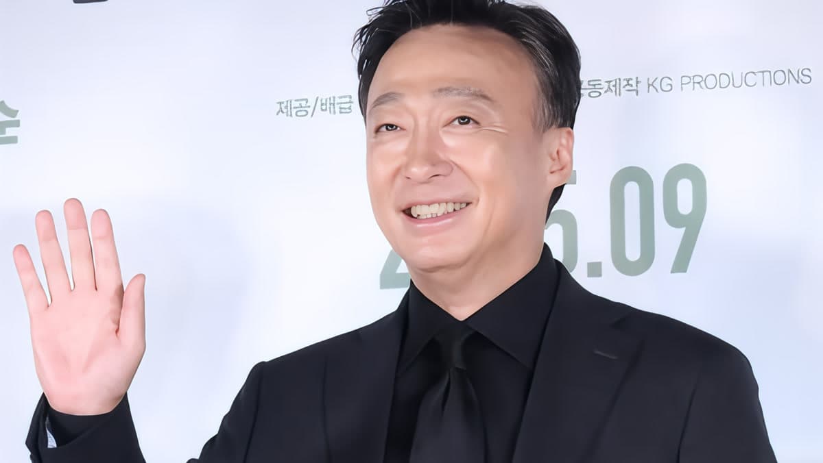 Actor Lee Sung-min waves at a film press event, reflecting the dedication he brings to every project