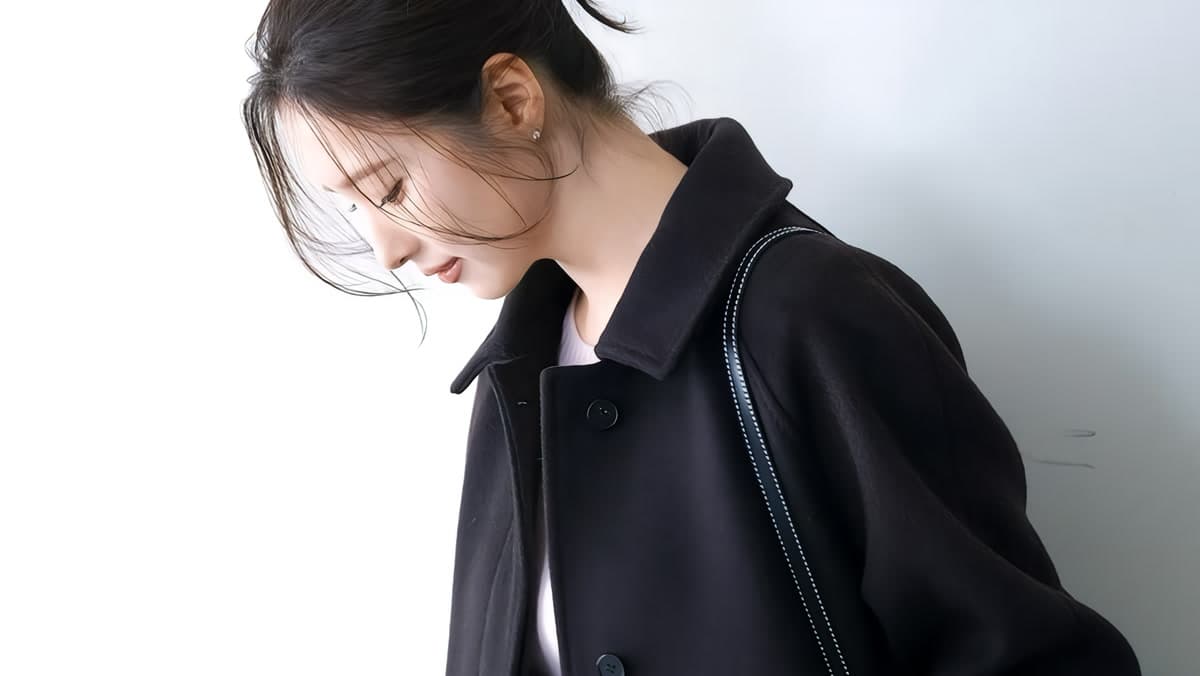Shin Se-kyung in a behind-the-scenes moment from her SIE brand campaign collaboration