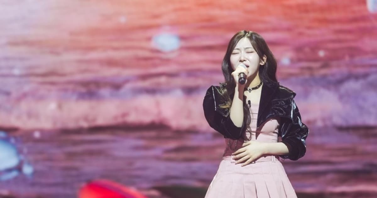 Gil Ryeo-won performing on Miss Trot 4, the TV CHOSUN competition show where she gained recognition before appearing on Shall We Duet?