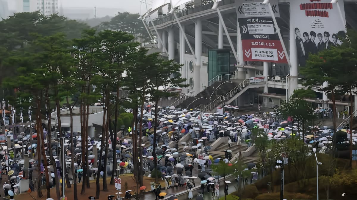 Fans arriving at Goyang Sports Complex for BTS ARIRANG World Tour in the rain — April 9, 2026