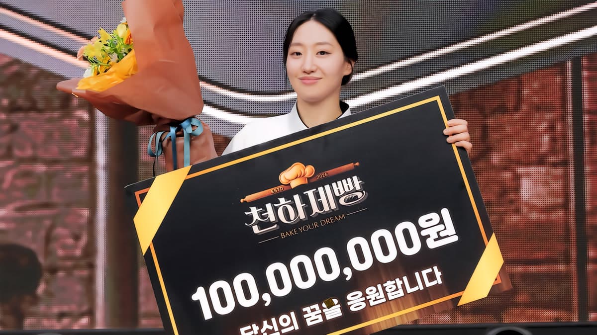 Hwang Ji-oh holds the winner's prize check at the finale of MBN's baking competition 'Cheonhajebang: Bake Your Dream'