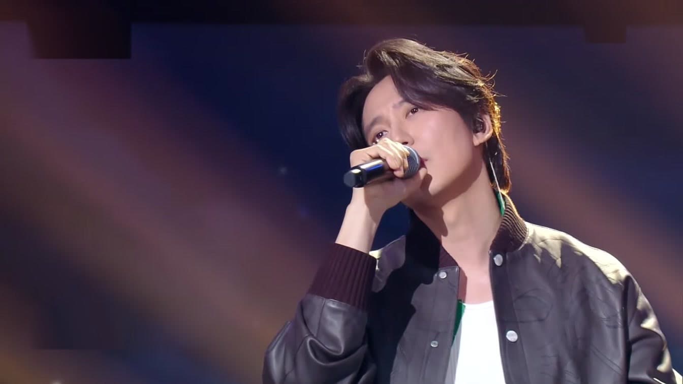 AKMU performing on KBS The Seasons - Seong Si-Kyung's Eardrum Boyfriend, April 17 broadcast