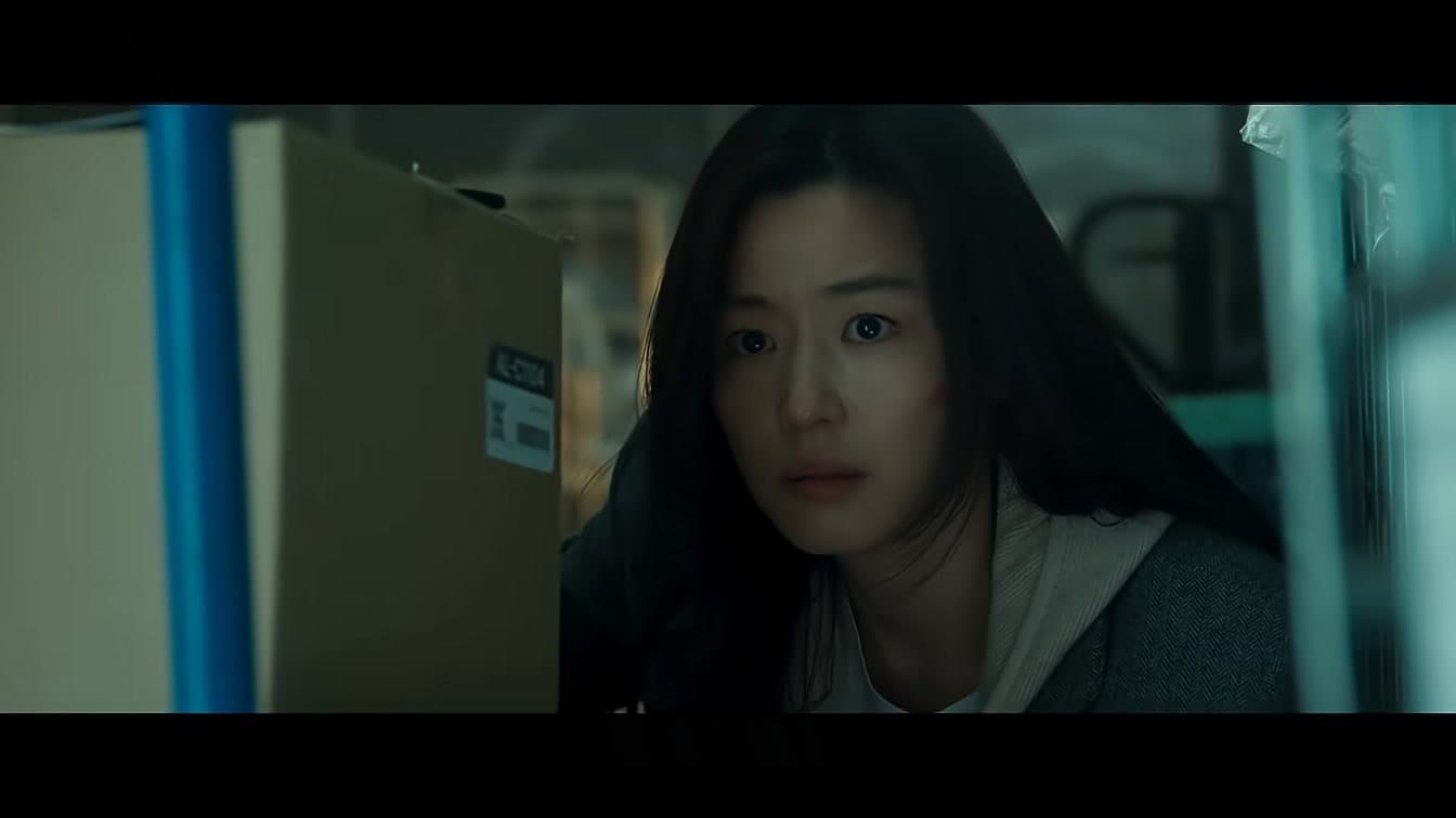 A dramatic still from the K-zombie thriller Swarm (군체), directed by Yeon Sang-ho and starring Jeon Ji-hyun in her first film in 11 years