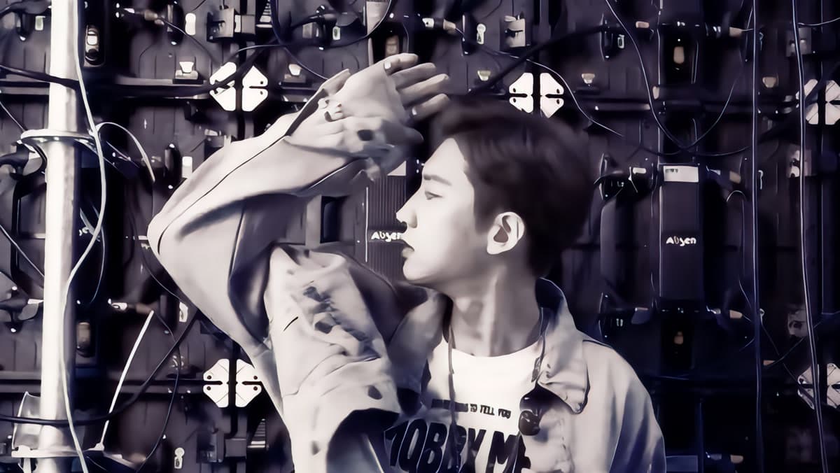 EXO's Chanyeol performing on the EXhOrizon Tour