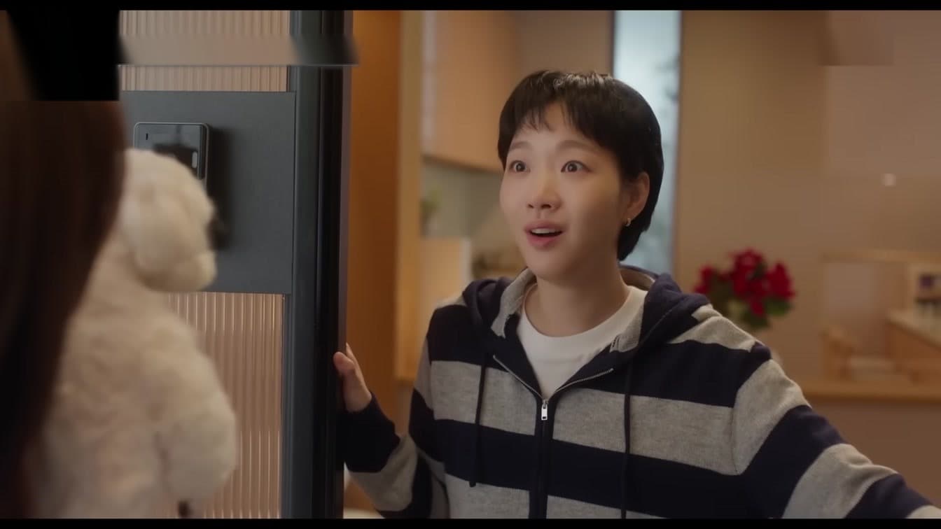 Kim Go Eun no pudo parar de reírse después de su propia escena de acción