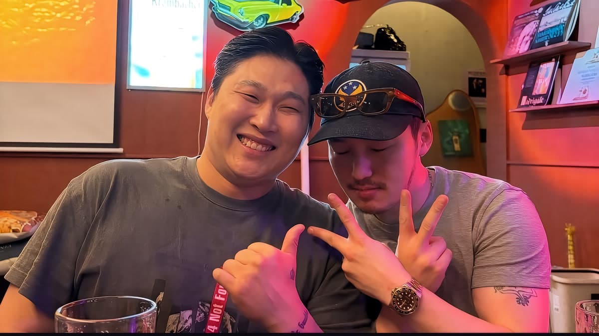Byun Yo-han and Swings share a warm moment, captured in photos that went viral across Korean social media