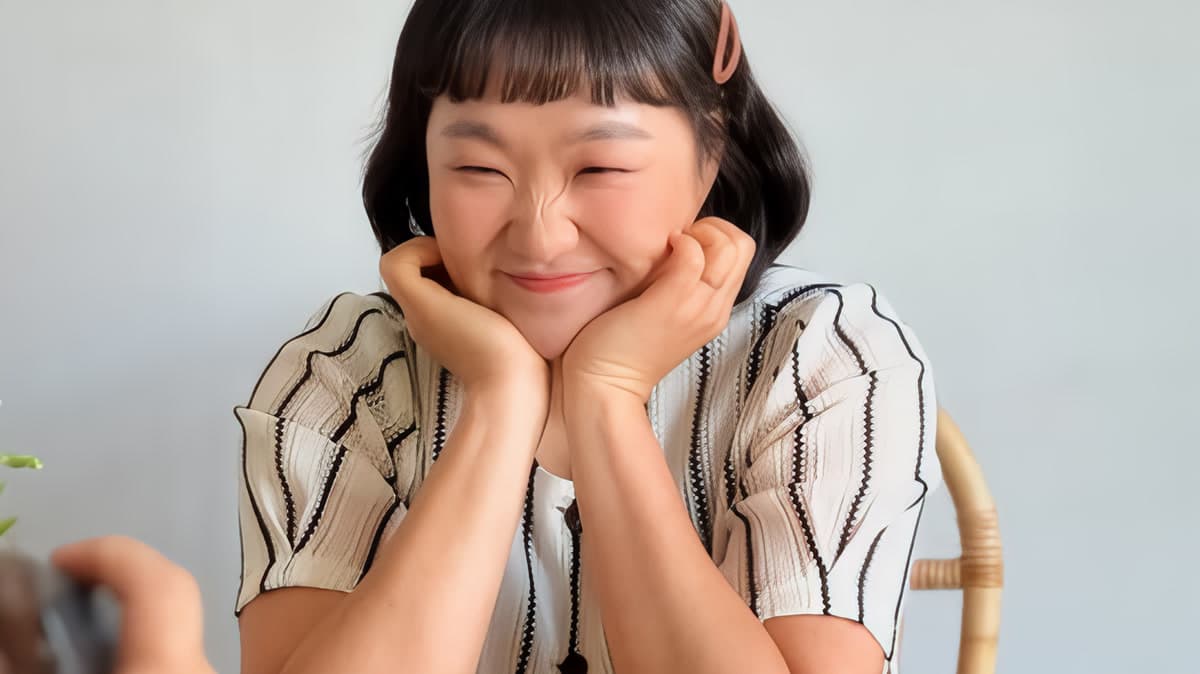 Lee Suji apunta a los creyentes de noticias falsas en su nuevo sketch viral