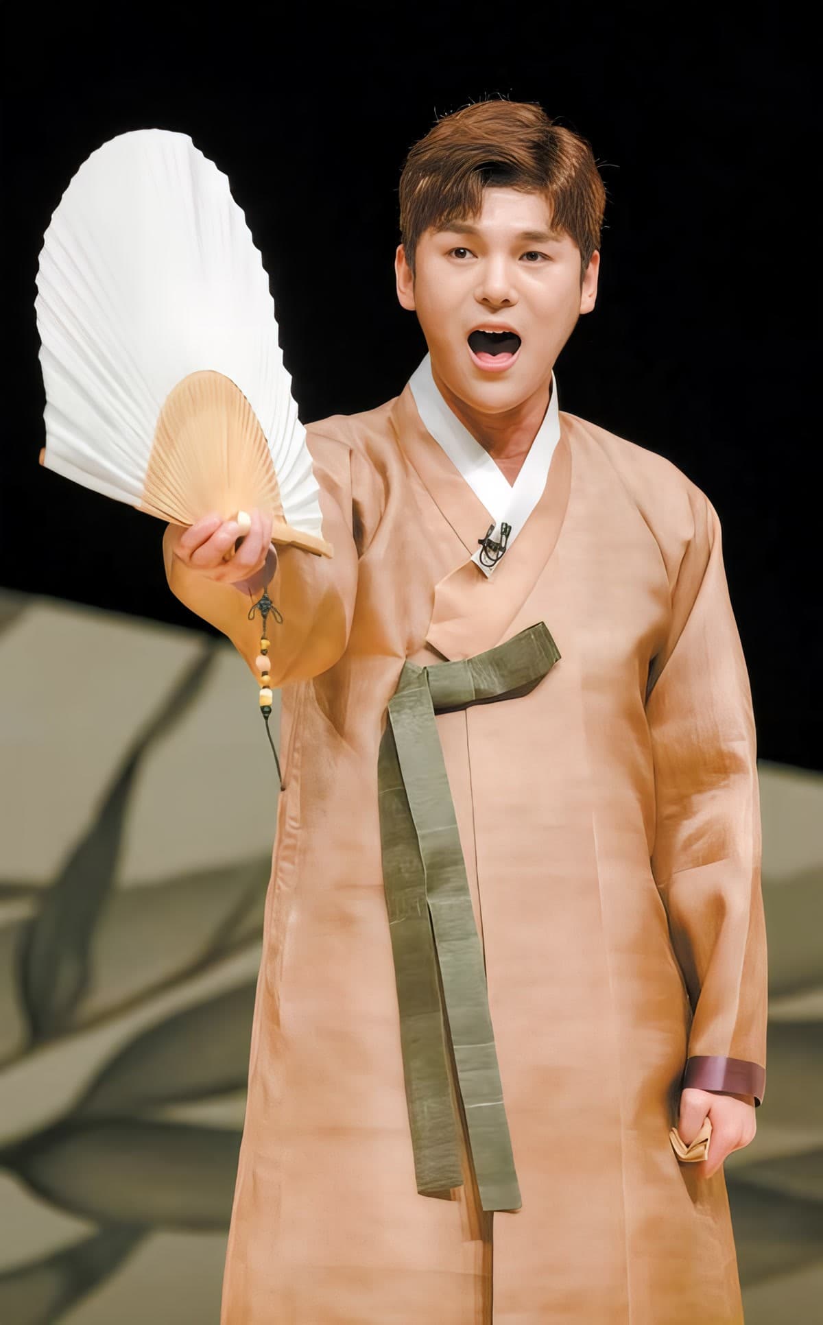 Gugak vocalist Kim Junsu performs in traditional stage attire.