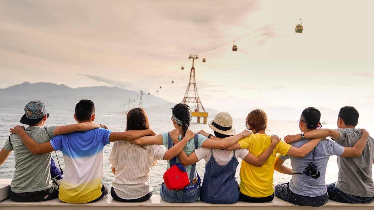 A group of friends sitting together outdoors, reflecting the casual spirit of Na Honja Sanda's new fun run crew Mudoraji