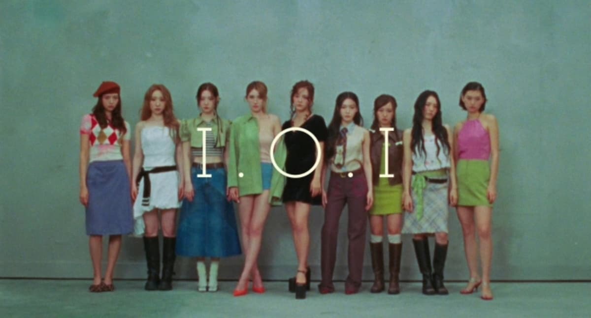 I.O.I pose for their official 10th anniversary comeback visual for the LOOP mini album, released April 2026