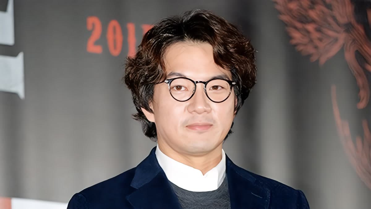 Song Il-gook at an official ceremony, recognized for his long-standing contributions to child welfare in South Korea