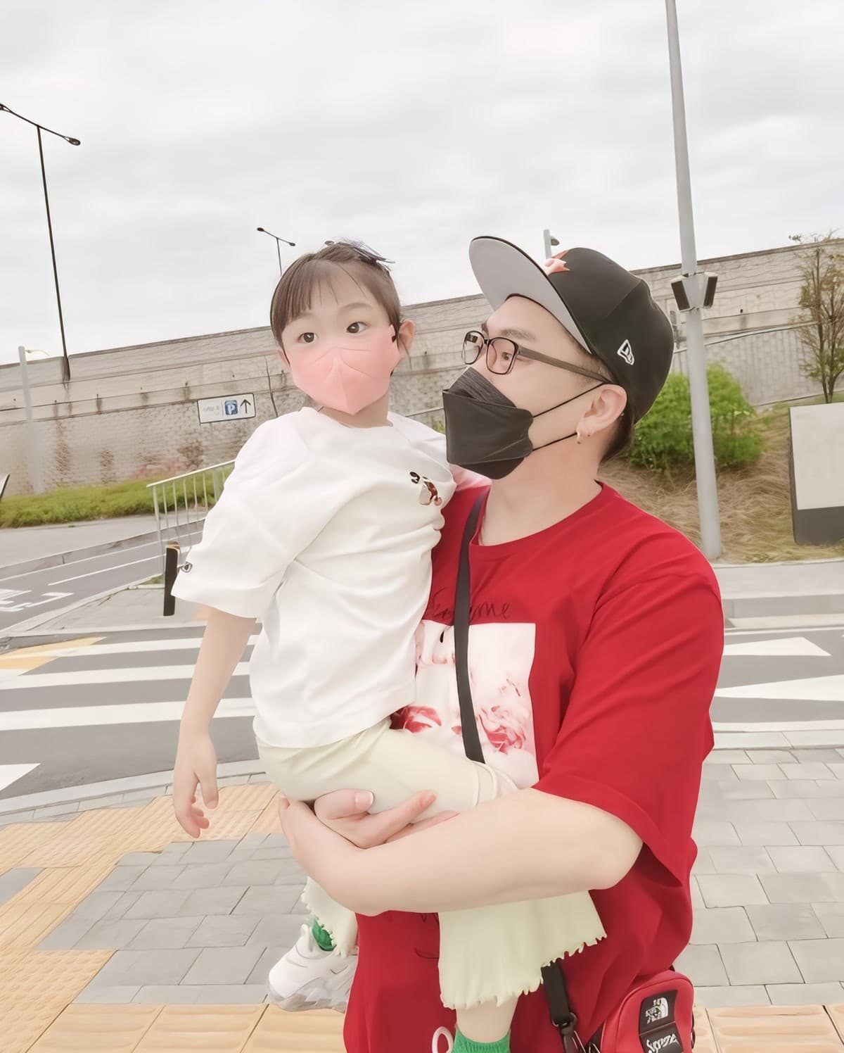 Moon Hee-jun with daughter Hee-yul (Jamjam) during a family outing, reflecting their close family bond