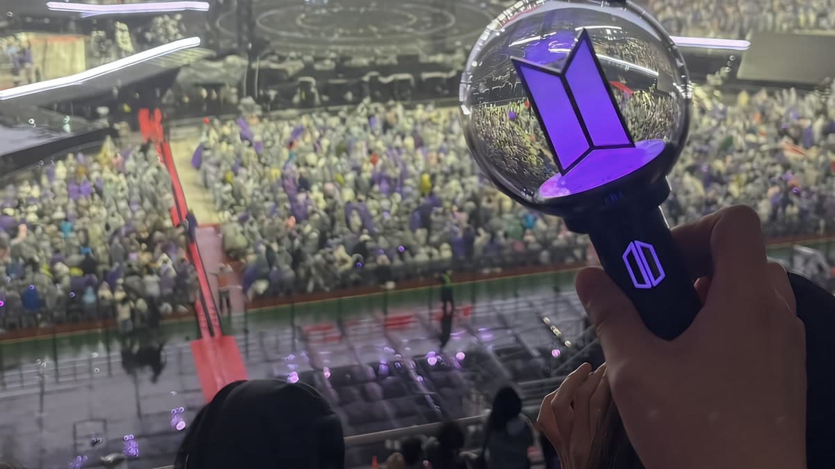 ARMY fans holding BTS light sticks at the ARIRANG World Tour concert at Raymond James Stadium, Tampa, Florida