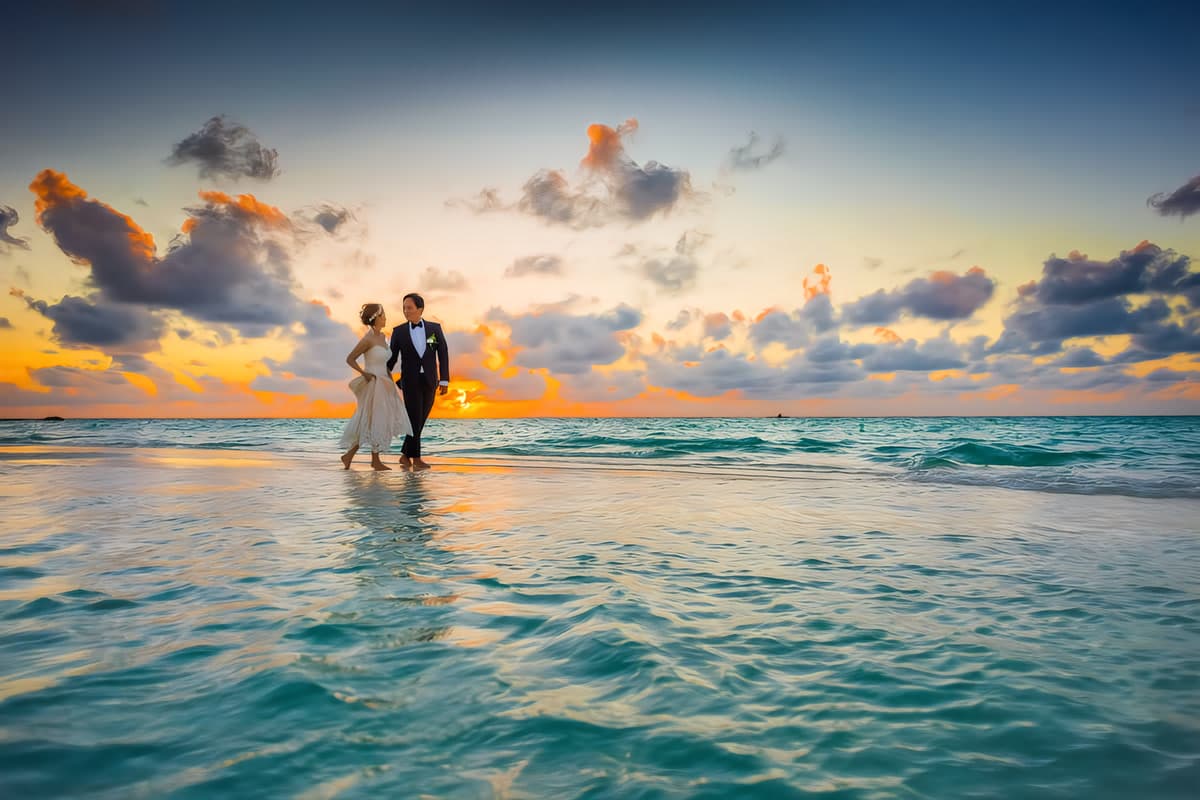 A couple by the ocean at sunset — evoking the emotional night beach scene at the heart of Episode 7 of JTBC's Mojamussa