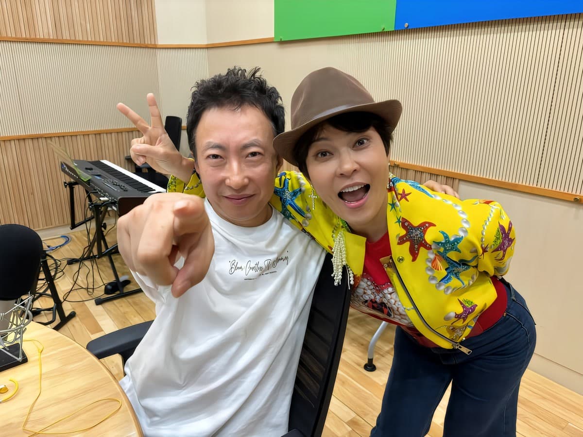 Cho Hye-ryun (right) at a radio station appearance, known for her signature hit 'Anakana'