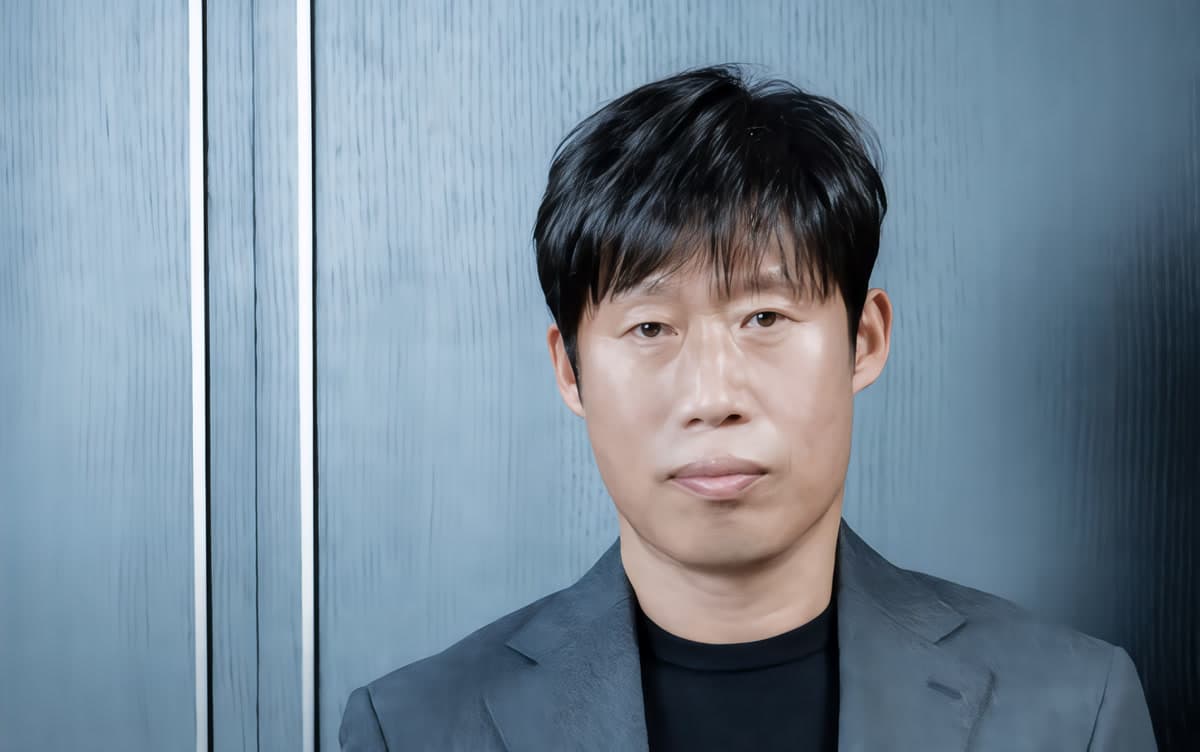 Yoo Hae-jin, winner of the Film Grand Prize at the 62nd Baeksang Arts Awards