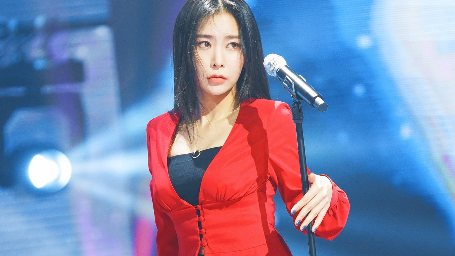 Heo Chan-mi performing on stage — the trot singer known as the industry's 'Odugi' (roly-poly) for her remarkable resilience