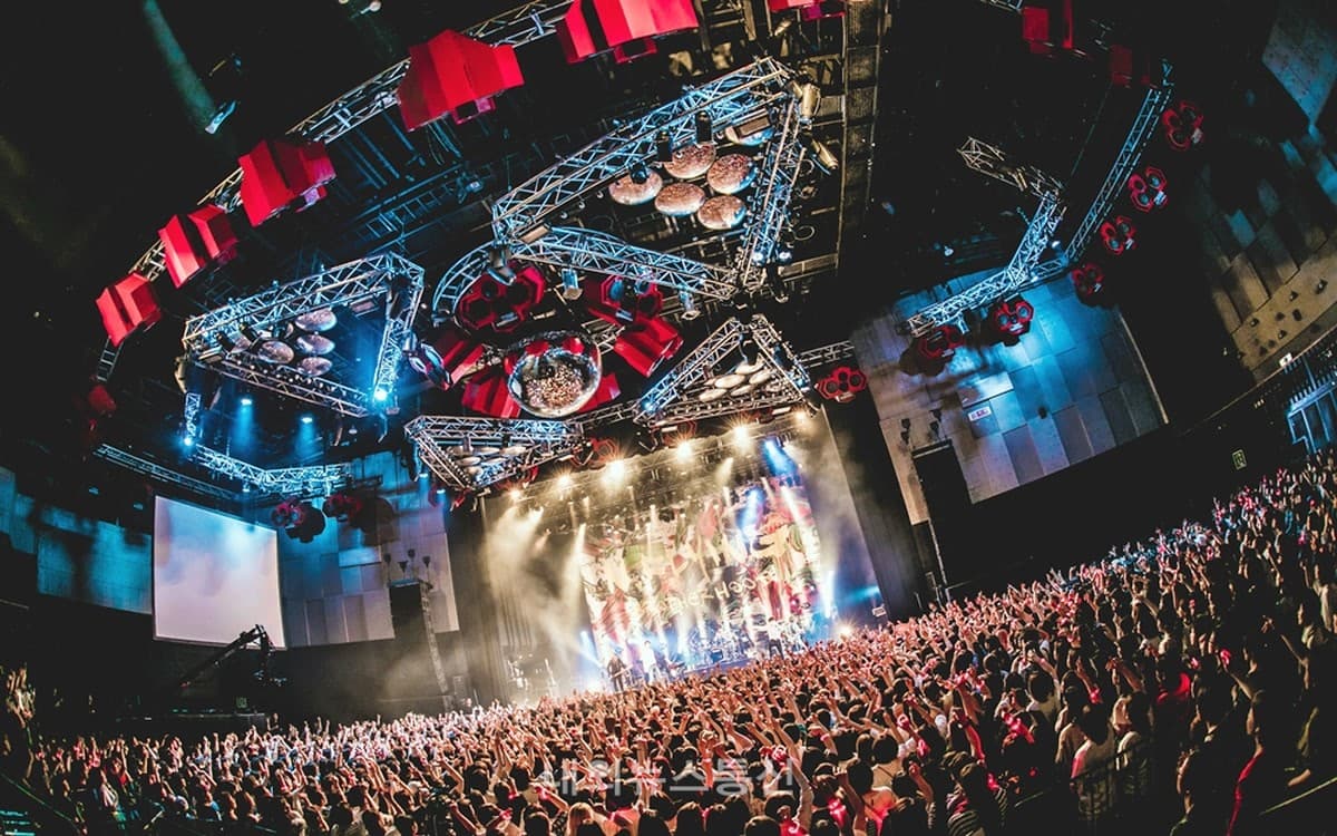 A packed live venue underscores the concert momentum behind N.Flying's first nationwide Korean tour.