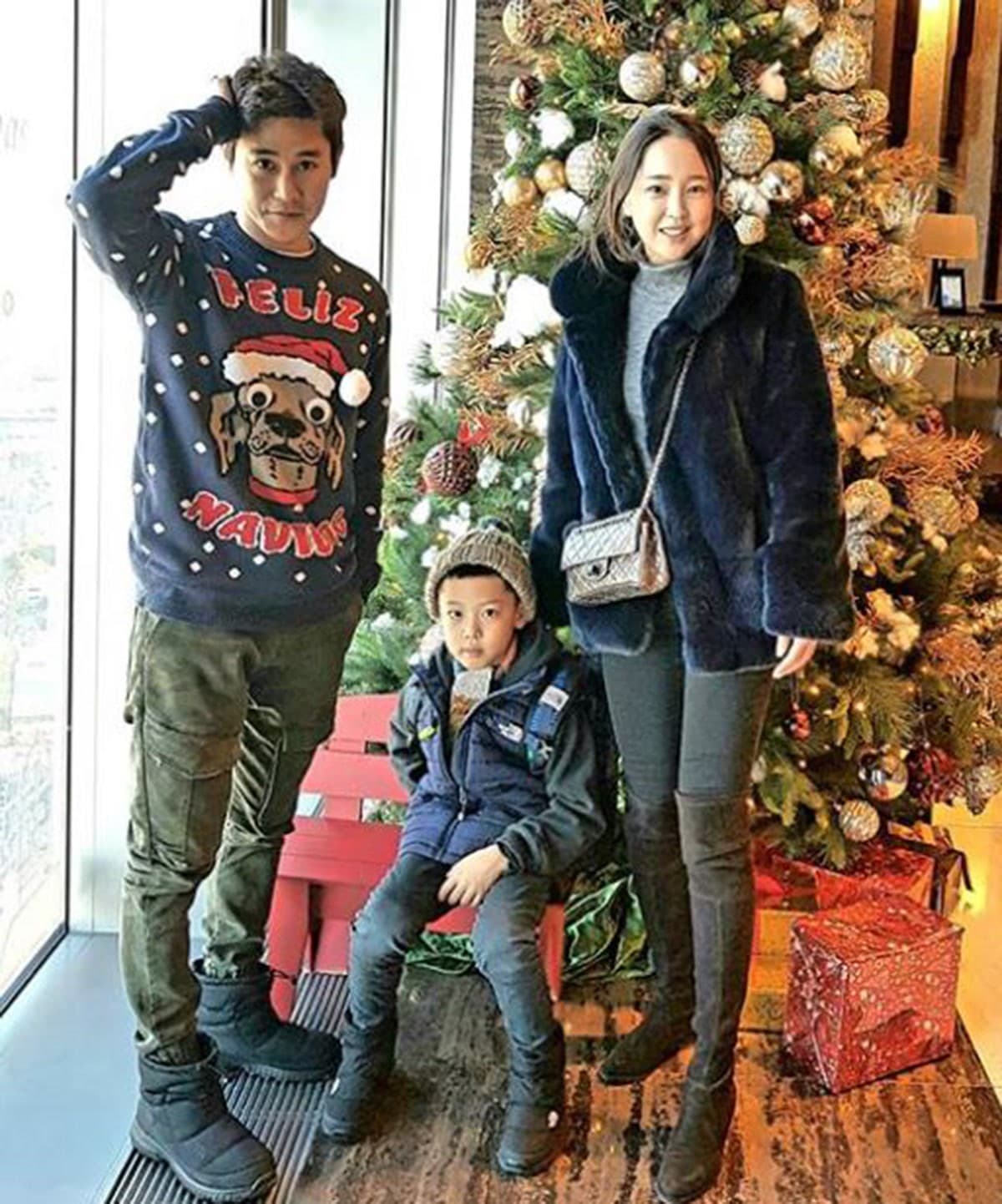 Jung Tae-woo and Jang In-hee's family image adds context to her public second act after a 19-year aviation career.