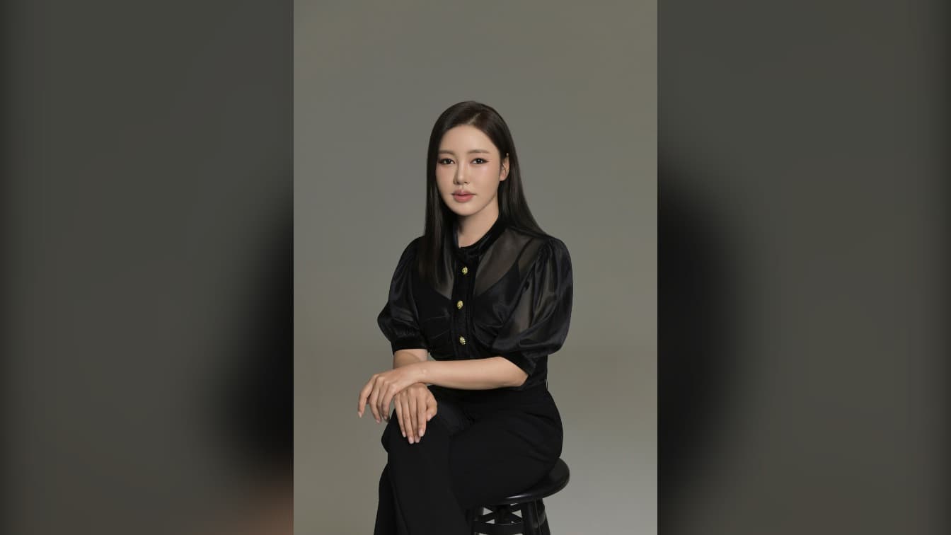 A singer performing on stage, representing Song Ga-in as she prepares her new OST for Yeolhyul Gangho: Next. Photo: Unsplash