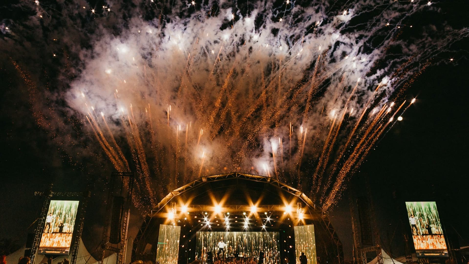 A packed concert venue reflects the live-event economics behind HYBE's record second quarter. Photo: Unsplash.