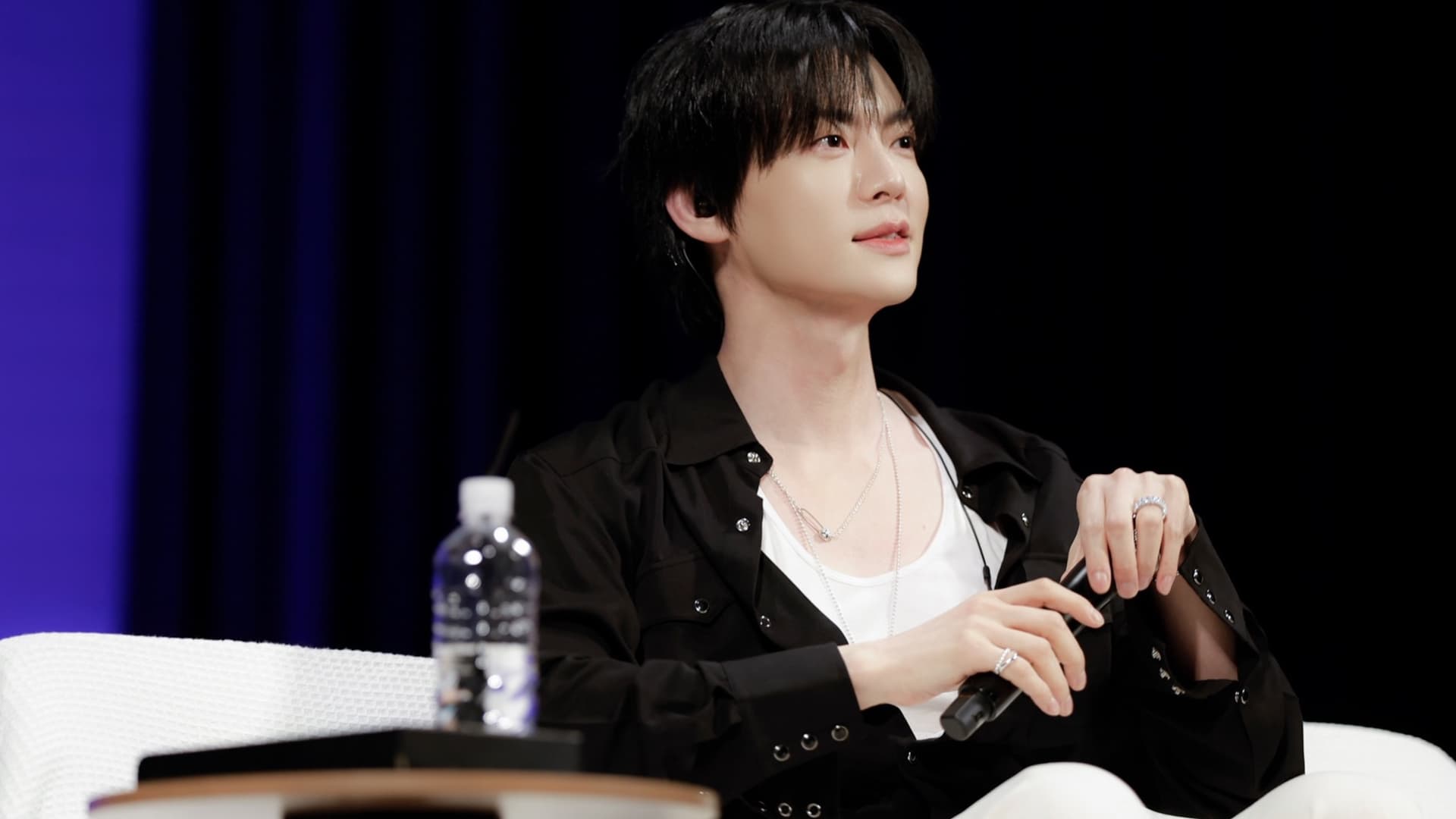 A portrait reflecting warmth and approachability — qualities fans say define Ahn Jae-hyun off-camera. Photo: Unsplash
