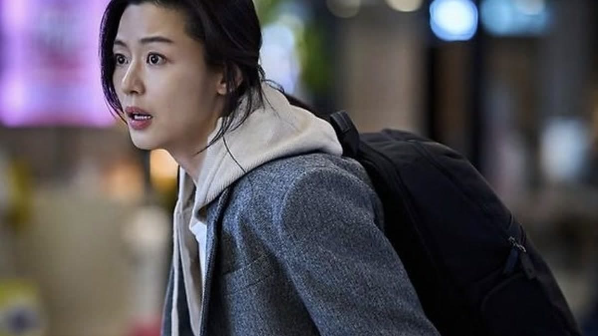 Jun Ji-hyun appears in a still tied to Colony's home-release wave. Photo: Maeil Business Newspaper via Naver News.