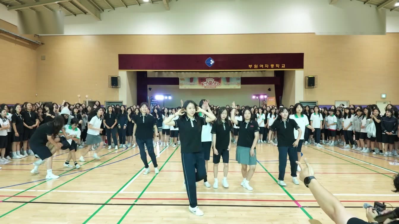 BTS V Publicly Ordered HYBE to Sign a Middle School Dancer