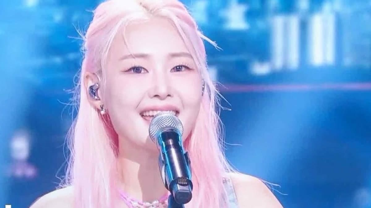 Han I-seo Takes Backward Subway to Music Bank