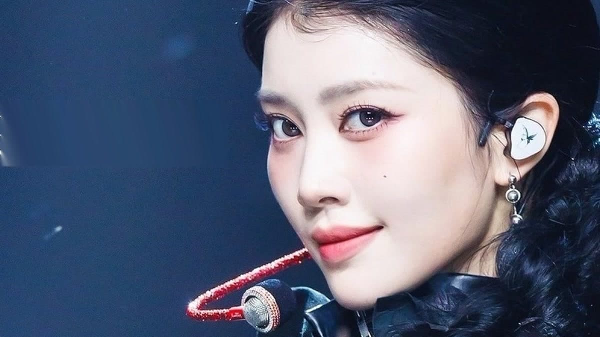 XIAOTING Steps Out With LEGEND on M COUNTDOWN