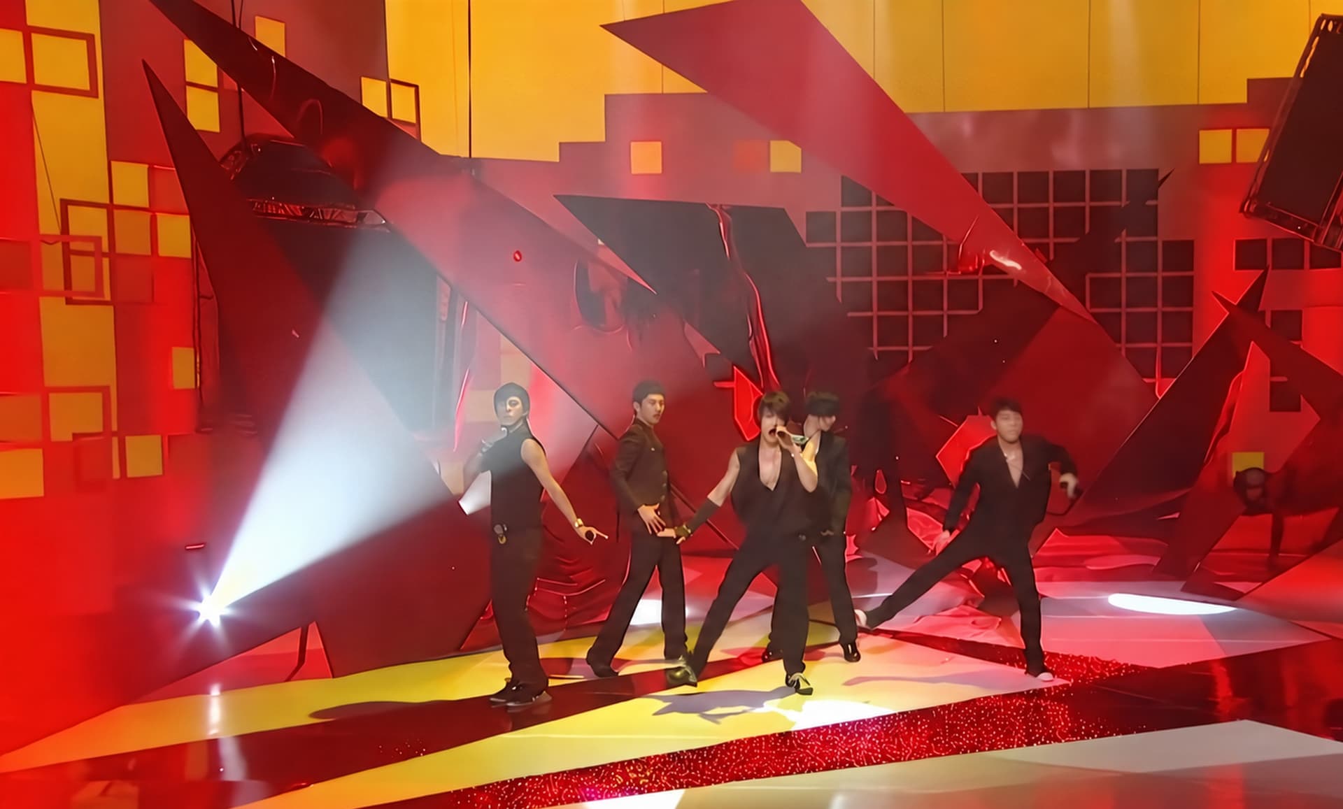 東方神起「MIROTIC」MV、YouTube再生回数1億回を突破