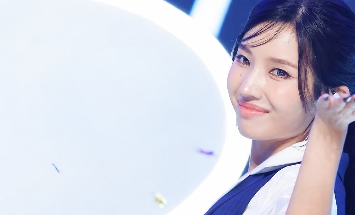 Jeon Soyeon biến M Countdown thành một sân khấu Pop đậm chất công sở