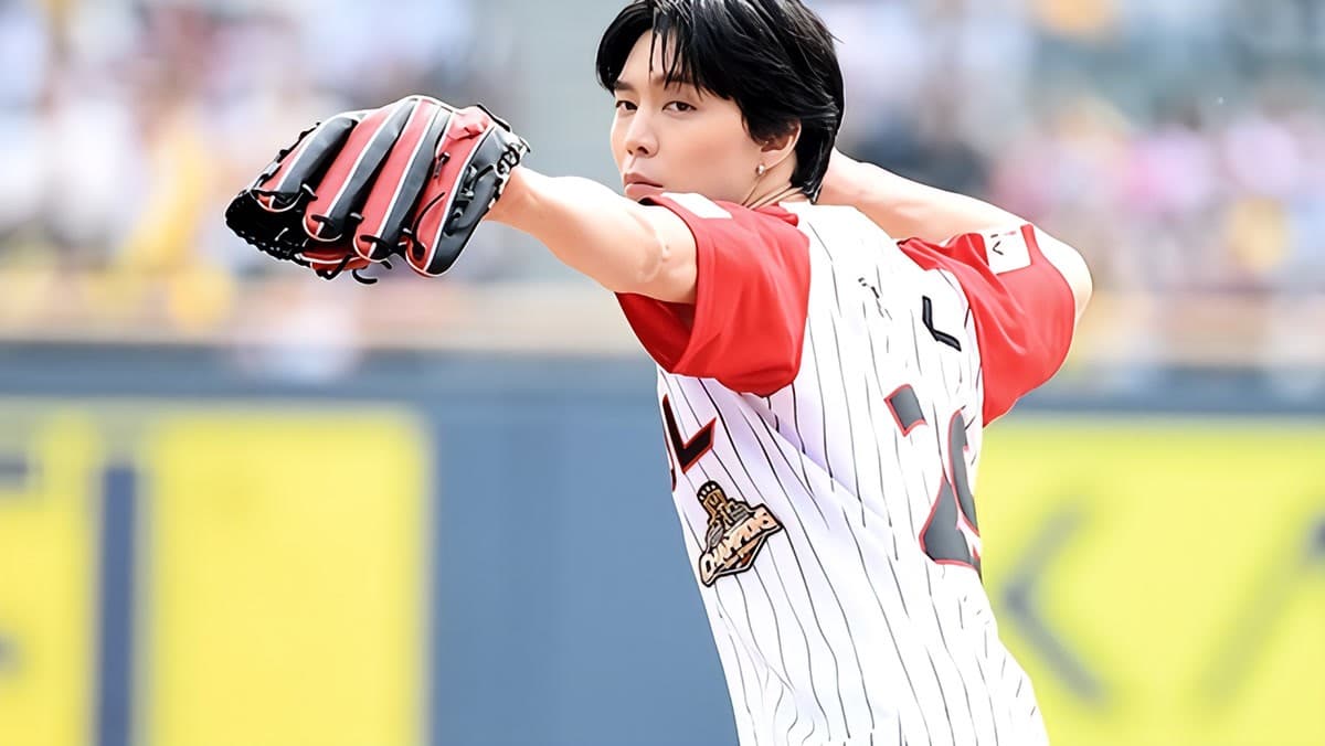 NCT 쟈니, KBO 2026 개막전 시구자로 등장…피자 들고 끝까지 직관