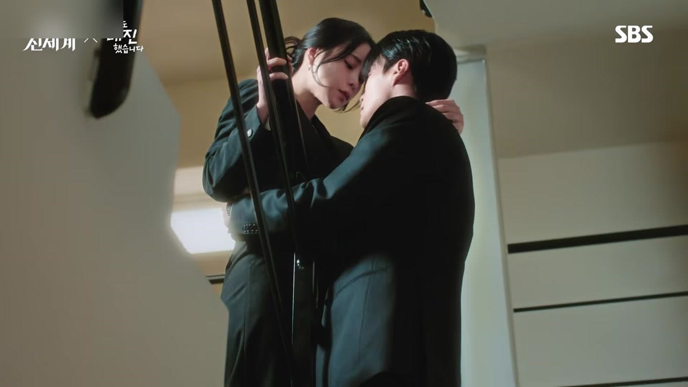 A scene from SBS drama My Royal Nemesis (멋진 신세계) featuring Im Ji-yeon and Heo Nam-jun