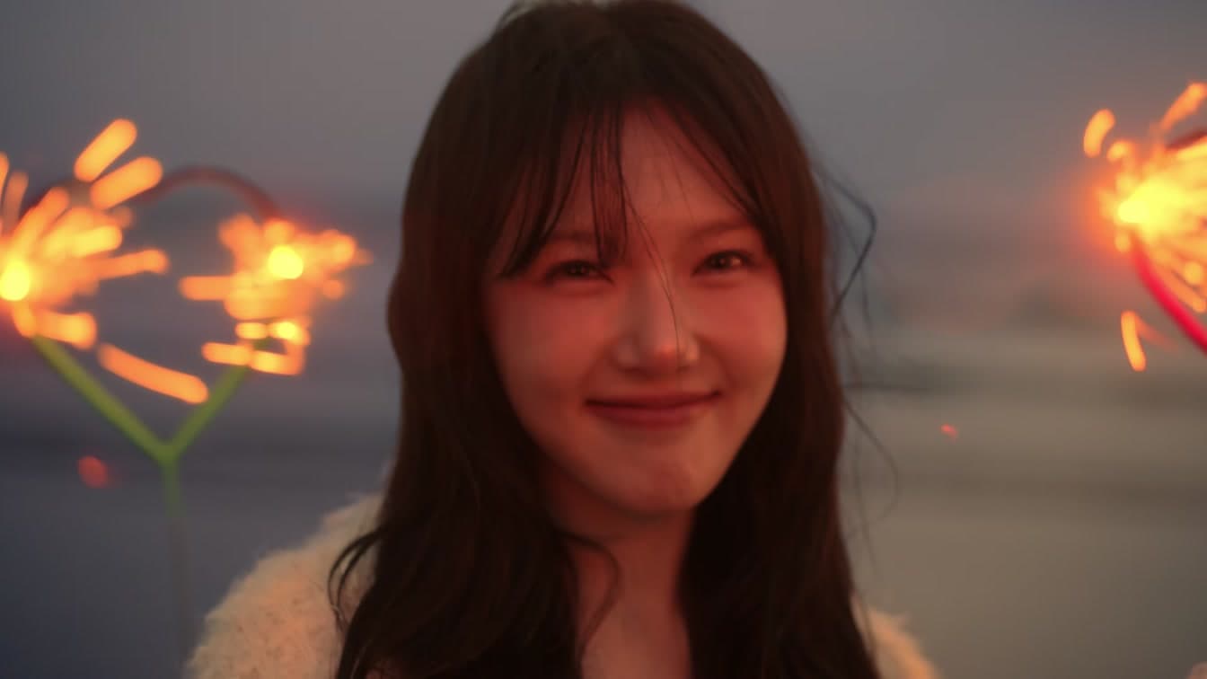 Yerin appears in the official Shooting Star teaser for REACH YOU. YouTube: A SIDE COMPANY and YERIN