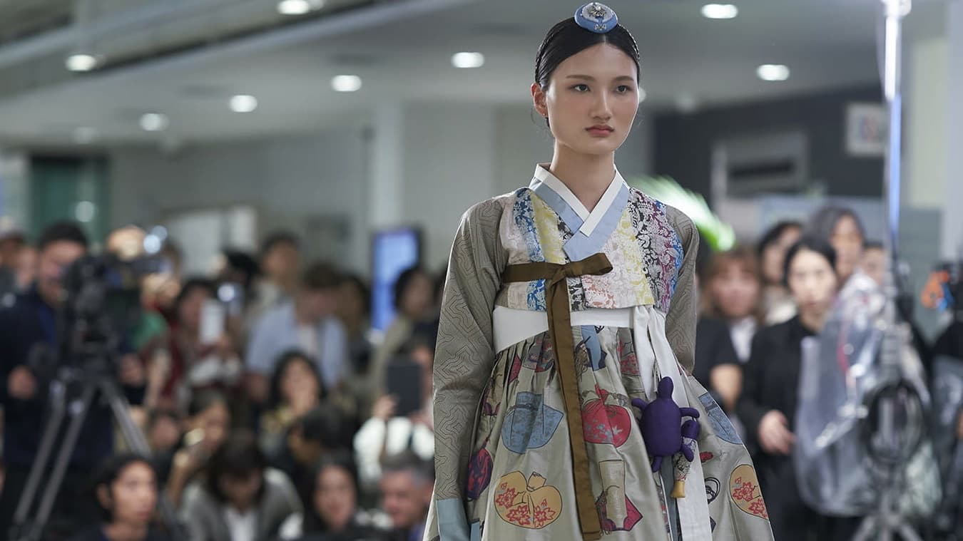 พัคซุลนยอชี้ให้เห็นว่า K-Hanbok กำลังกลายเป็นโครงสร้างพื้นฐานทางวัฒนธรรม