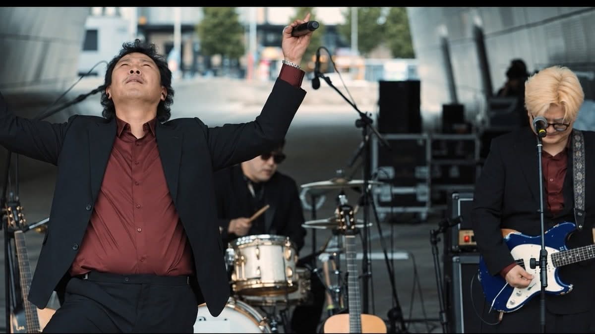 6band, 'So What'을 경쾌한 락 랠리로 탈바꿈시키다
