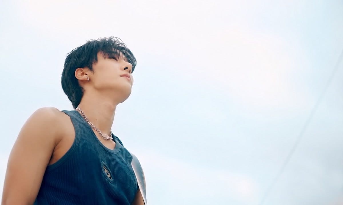 기훈, 작사·작곡 거쳐 가창까지 맡은 'BLUE' — 솔로 활동의 첫걸음